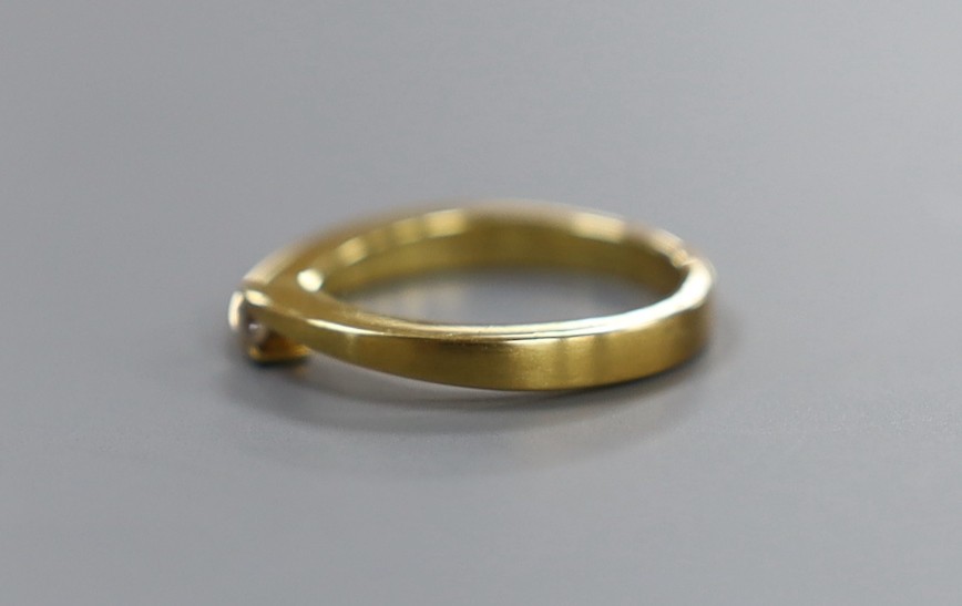 A modern 18ct gold and solitaire diamond et crossover ring, size M, gross weight 4.5 grams